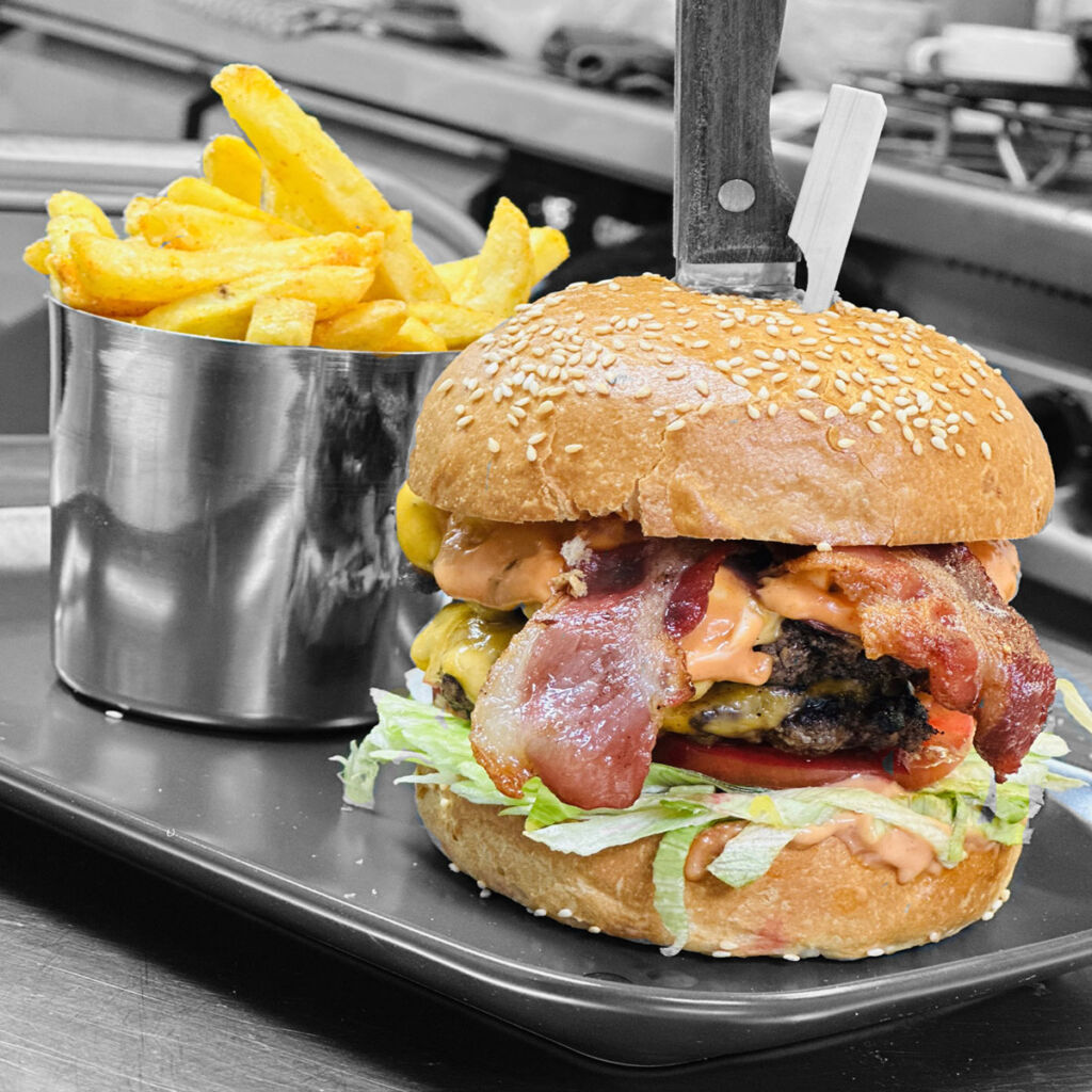 BBQ Bacon Burger im Restaurant K-Woi in Großostheim: saftiges Fleisch, knuspriger Bacon, würzige BBQ-Sauce auf frisch geröstetem Brötchen.