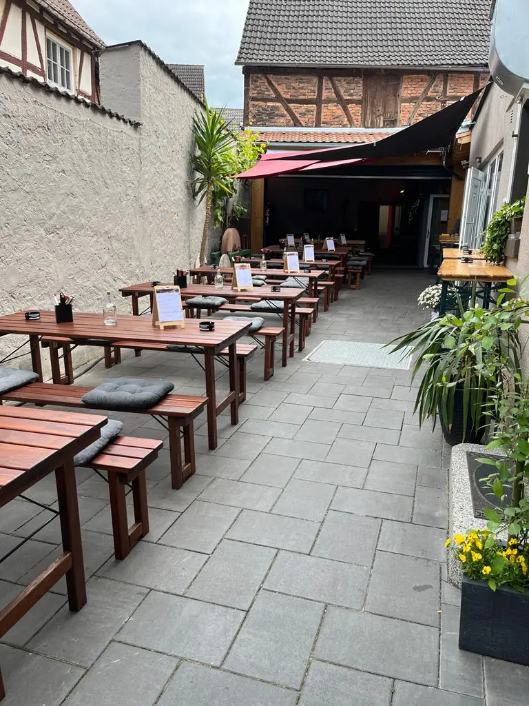 Unser Biergarten Großostheim mit vielen bequemen Tische unter freiem Himmel
